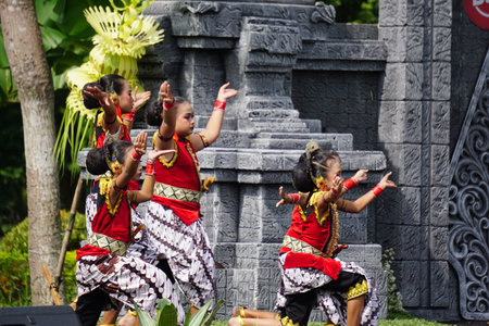 Indonesian perform Ladrang Mangungkung dance to celebrate world dance dayのeditorial素材