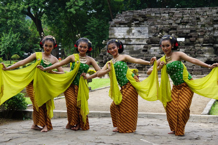 Indonesian traditional dancers with traditional clothes which are called kembenのeditorial素材