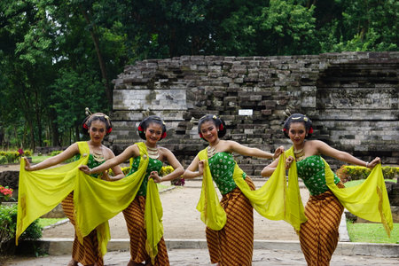 Indonesian traditional dancers with traditional clothes which are called kembenのeditorial素材