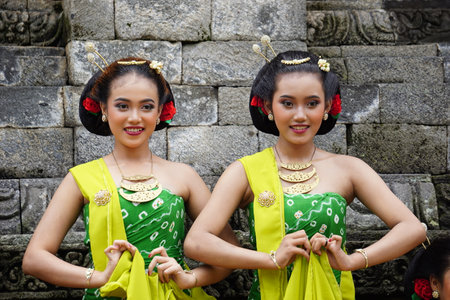 Indonesian traditional dancers with traditional clothes which are called kembenのeditorial素材