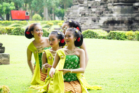 Indonesian traditional dancer with traditional clothes which called kembenのeditorial素材