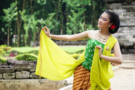 Indonesian traditional dancer with traditional clothes which is called kembenのeditorial素材