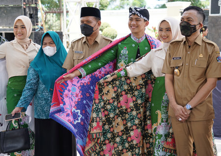 The beautiful Indonesian woman with traditional cloth which is called batikのeditorial素材