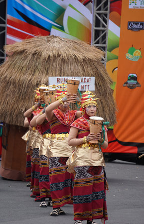 Likurai dance from Nusa Tenggara Timur at BEN Carnival. This dance is to honor guests or welcome warriors who return froのeditorial素材