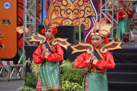 Bayan api dance from Riau at BEN Carnival. This dance tells the story of an area in Riau called Bagan Siapi-apiのeditorial素材