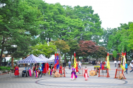 CENTRAL SEOUL, KOREA - JUNE 19-23 : The unidentified tourists are enjoy traveling to high mountain on JUNE 19-23, 2012 at Namsan Seoul Tower, Central Seoul, Korea.のeditorial素材