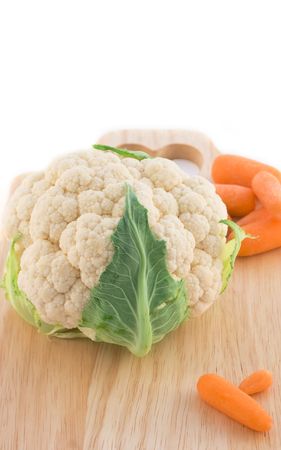 Vegetable (Cauliflower,carrot) on cutting boardの写真素材