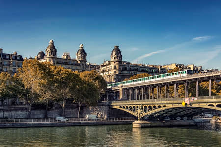 Bir-Hakeim bridge in Parisの写真素材