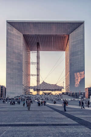 The Great Arch of the Defense in the business district of Parisのeditorial素材