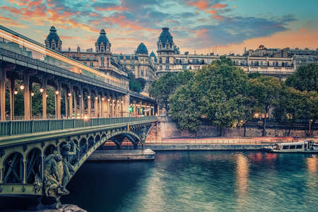 Bir-Hakeim bridge at sunset in Parisの写真素材