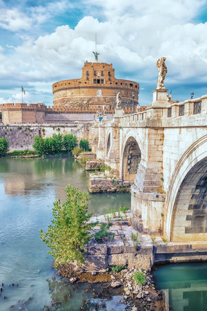 Castle Sant 'Angelo next to the Tiber River in Romeのeditorial素材