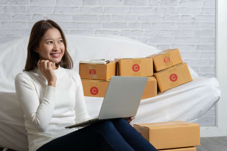Beautiful Asian girl shop online are prepare for customer service with a smile.の写真素材