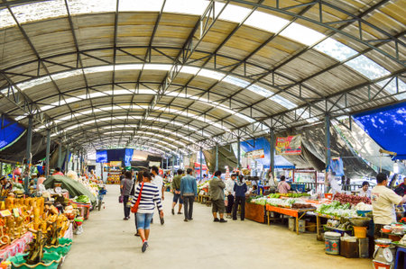 Laung Poh Pak Daeng temple marketのeditorial素材