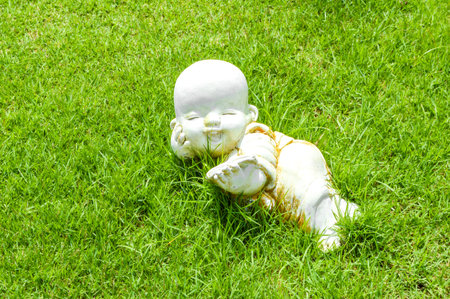 children statue on green grassの写真素材