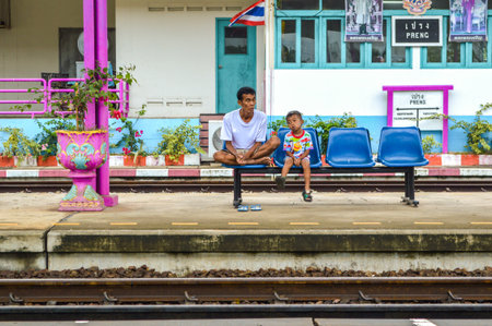 CHACHOENGSAO, THAILAND - NOVEMBER 1, 2014: People in Khong Perng railway station in Chachoengsao Thailand.のeditorial素材