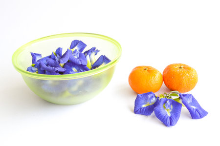 butterfly pea and oranges on white backgroundの写真素材
