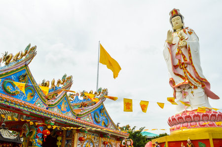 Big Guan yin sculpture stand in wat samarn Chachongsao Thailandのeditorial素材