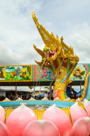 12 December 2014 - Gold King of Nagas statue in Wat Saman Rattanaram, Chachoengsao, Thailandのeditorial素材