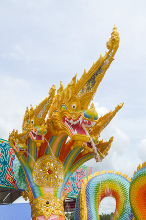 12 December 2014 - Gold King of Nagas statue in Wat Saman Rattanaram, Chachoengsao, Thailandのeditorial素材