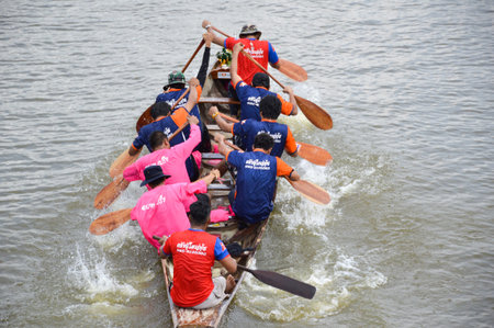 CHACHOENGSAO,THAILAND - November 8 : Unidentified crew in traditional Thai long boats compete during Country cup. Traditional Long Boat Race Championship on November 8, 2015 in Chachoengsao, Thailand.のeditorial素材