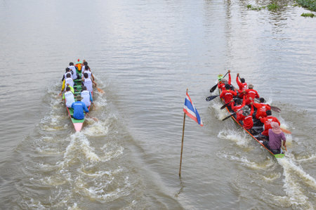 CHACHOENGSAO,THAILAND - November 8 : Unidentified crew in traditional Thai long boats compete during Country cup. Traditional Long Boat Race Championship on November 8, 2015 in Chachoengsao, Thailand.のeditorial素材