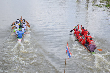 CHACHOENGSAO,THAILAND - November 8 : Unidentified crew in traditional Thai long boats compete during Country cup. Traditional Long Boat Race Championship on November 8, 2015 in Chachoengsao, Thailand.のeditorial素材