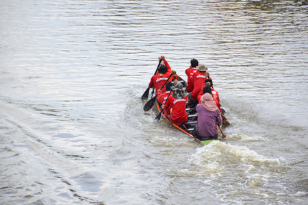 CHACHOENGSAO,THAILAND - November 8 : Unidentified crew in traditional Thai long boats compete during Country cup. Traditional Long Boat Race Championship on November 8, 2015 in Chachoengsao, Thailand.のeditorial素材