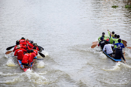 CHACHOENGSAO,THAILAND - November 8 : Unidentified crew in traditional Thai long boats compete during Country cup. Traditional Long Boat Race Championship on November 8, 2015 in Chachoengsao, Thailand.のeditorial素材