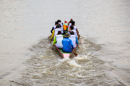 CHACHOENGSAO,THAILAND - November 8 : Unidentified crew in traditional Thai long boats compete during Country cup. Traditional Long Boat Race Championship on November 8, 2015 in Chachoengsao, Thailand.のeditorial素材