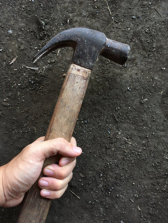 close up old hammer in handの写真素材