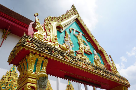 7 November 2017 : art buddha statue on temple door at Wat Huay Tub Mon  in Rayong , Thailandのeditorial素材