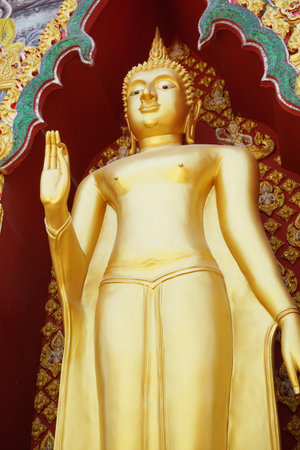 gold buddha statue in public temple Thailandのeditorial素材