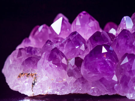 amethyst geode crystals close upの素材