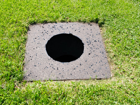 hole on a lawnの素材