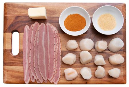 mise en place ingredients for making bacon wrapped scallops laid out neatly on a cutting board before cookingの写真素材
