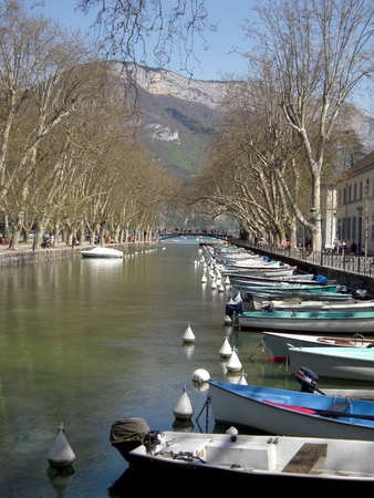 A romatic view of a canal in Annecy full of boats lined upのeditorial素材
