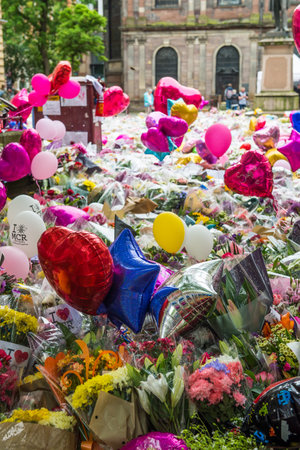 MANCHESTER, ENGLAND - 28 MAY, 2017: Flowers, Balloons and Toys on St Anns Square im Manchester as a tribute to the victims of the Manchester Arena Attackのeditorial素材