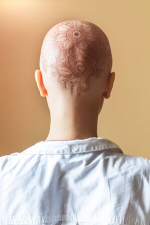 Henna mehndi tattoo on womans bald headの写真素材
