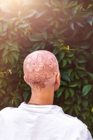 Henna mehndi tattoo on womans bald headの写真素材