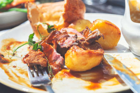 Sunday Roast with 21-day aged Sirloin of Beef, beef dripping roast potatoes, Yorkshire puddings, and gravy. Traditional food in English Pubの写真素材