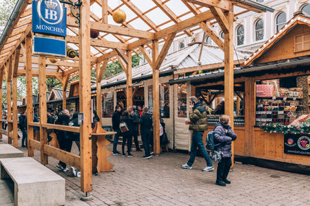 Manchester, England - 11 November 2022: Extremely busy crowds during Christmas Market 2022 ner stalls during openings in Manchester, UKのeditorial素材