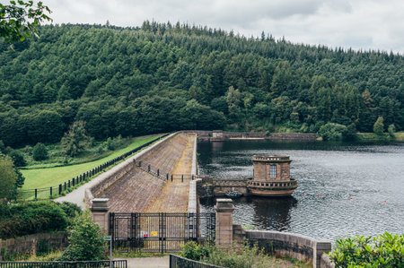 Ladybower Reservoir Dam, large Y-shaped reservoir in the Upper Derwent Valley, at the heart of the Peak District National Park, Derbyshire, England, UKの写真素材
