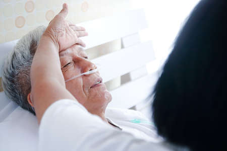 Elderly men with lung disease And respiratory diseases In bed in the bedroom There is a wife to take...