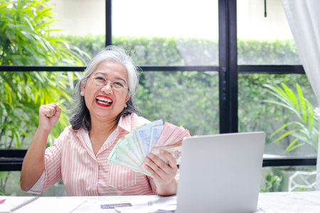 Elderly women do household income and expenses. To save money to live in retirement age. money...