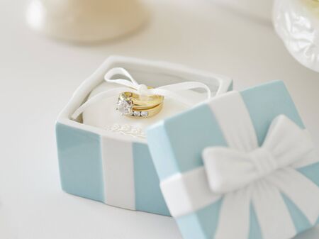 a wedding ring in a case made of Porsellatsの写真素材