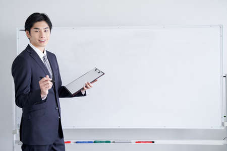 Japanese male businessmen who use whiteboards to explain text synthesis