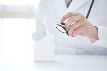 The image of a real estate diagnosis dressed as a doctorの写真素材