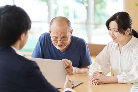 Elderly people who are briefed if they look at the PC screenの写真素材