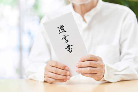 The hand of the elderly with a willの写真素材