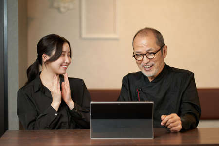 The owner of a restaurant that succeeds in attracting customers to the websiteの写真素材
